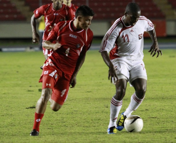 Panama's Martin Gomez (L) chases Trinidad and Tobago's Kevon Carter during their soccer friendly in Panama City September 7, 2010.