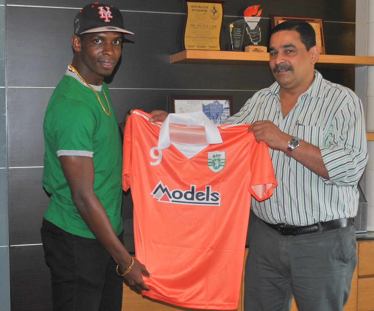 Sporting Clube de Goa President Peter Vaz unveiling marquee signing Anthony Wolfe.