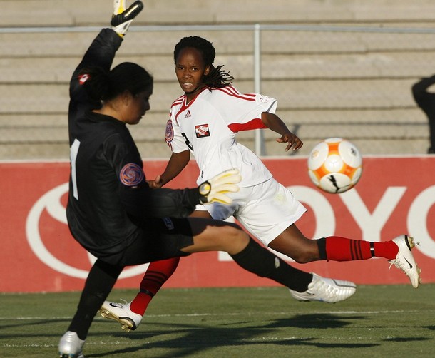 Trinidad & Tobago' striker Ahkeela Mollon (R) shoots the ball over Costa Rica goalkeeper Priscilla Tapia during the first round in their CONCACAF Women's Olympic Qualification soccer match at the Benito Juarez stadium in Ciudad Juarez, Mexico, April 4, 2008. (Reuters Pictures).